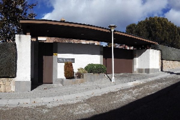 Construcción de entrada a parcela de vivienda unifamiliar en Boadilla del Monte (Madrid)